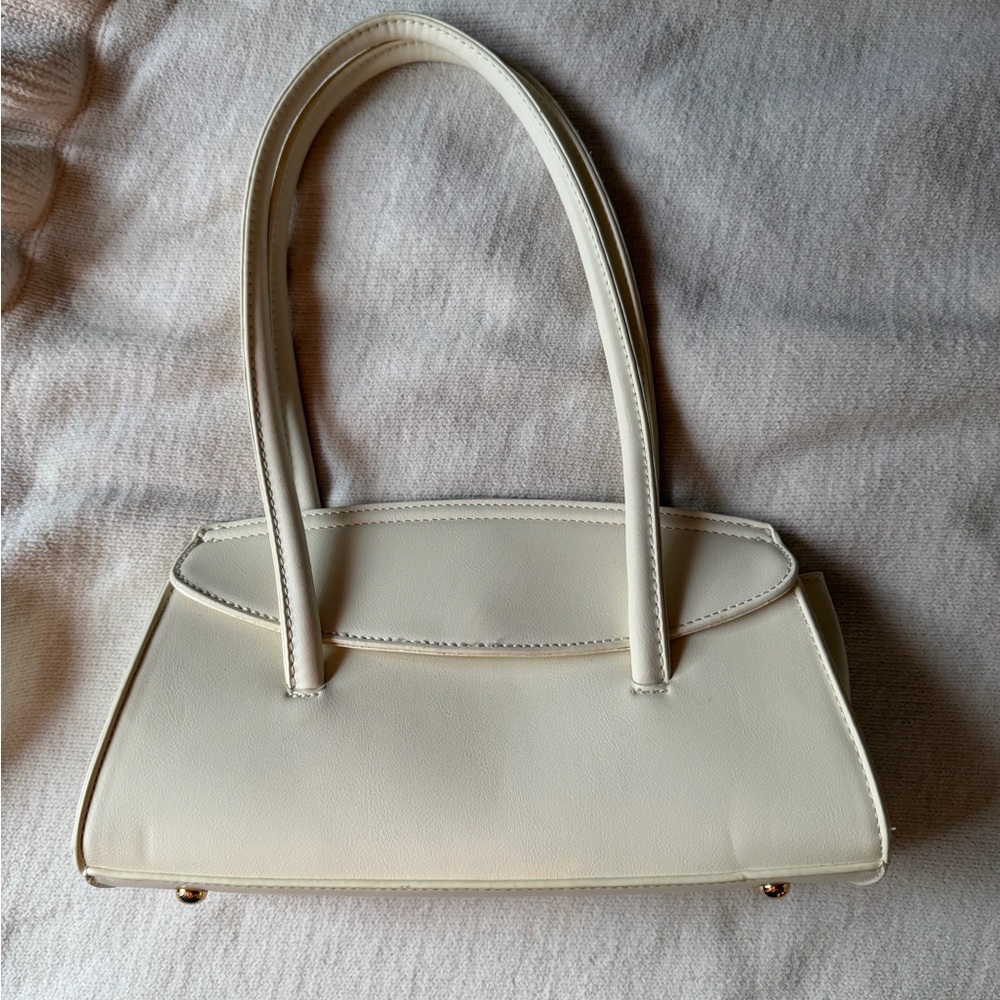 Elegant Cream Shoulder Bag with Structured Silhouette